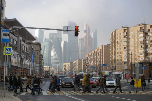 Moscow Russia February 2020 People Cross Street Bolshaya Dorogomilovskaya Pedestrian — Stock Photo, Image