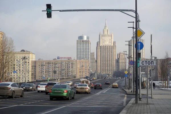 Moscow Russia February 2020 Cars Moving Borodino Bridge Background Building — Stock Photo, Image