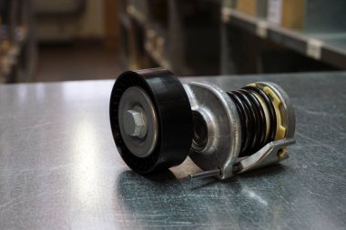 Modern bir arabanın motor parçaları. Sürücü kayışının gerilimi. Yeni kaliteli yedek parça. Yedek parça ticareti. Modern bir arabanın bakım ve onarımı. 
