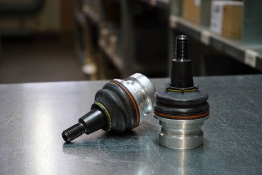 Modern bir arabanın ön ya da arka cephesinin ayrıntıları. Çelik zemin üzerinde top birleşimi. Yeni kaliteli yedek parça. Orijinal kaliteli yedek parça ticareti. Modern bir arabanın bakım ve onarımı. 