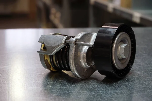 Modern bir arabanın motor parçaları. Sürücü kayışının gerilimi. Yeni kaliteli yedek parça. Yedek parça ticareti. Modern bir arabanın bakım ve onarımı. 