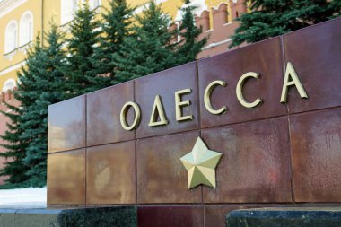 Moskova / Rusya - 10 Şubat 2020: Moskova Kremlin, Aleksander bahçesi. Kahraman şehir Odessa 'nın onuruna. İkinci Dünya Savaşı anıtları. 