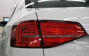 Modern bir arabanın kırmızı arka lambası. Servis, onarım, vücut onarımı, vücut boyası, yedek parça konsepti.