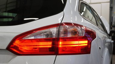 Modern bir arabanın kırmızı arka lambası. Servis, onarım, vücut onarımı, vücut boyası, yedek parça konsepti.
