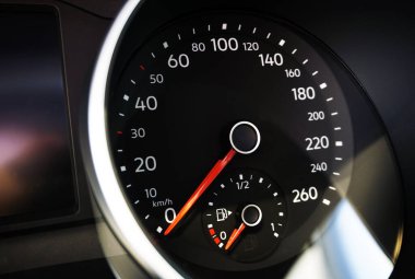 Kırmızı oklu tankta entegre yakıt göstergesi olan modern bir arabanın hız göstergesi. Hız göstergesi 0 ile 260 km / saat arasında işaretlenmiş. İki ok da sıfır gösteriyor. Modern bir arabanın tasarımı ve iç tasarımı..