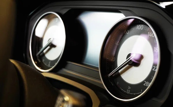 Інструментальний Кластер Сучасного Розкішного Автомобіля Передньому Плані Спідометр Фокусі Задньому — стокове фото