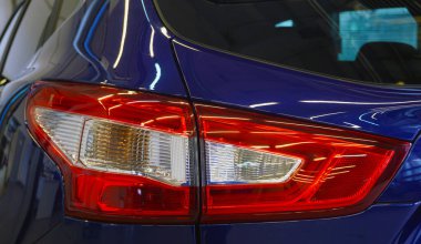 Modern bir arabanın kırmızı arka lambası. Servis, onarım, vücut onarımı, vücut boyası, yedek parça konsepti.  