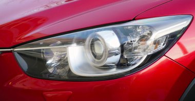 Modern lüks bir arabanın ön görüntüsü. Farların ve arabanın ön tarafının geleceksel tasarımı. Araba servisi ve tamir konsepti.                               