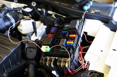 Modern bir arabanın sigorta ve röle bloğu, bir arabanın elektrik teçhizatının onarımı ve teşhisi. Servis ve onarım, yedek parça. Kavram.