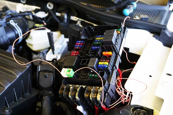 Modern bir arabanın sigorta ve röle bloğu, bir arabanın elektrik teçhizatının onarımı ve teşhisi. Servis ve onarım, yedek parça. Kavram.