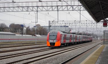 Moskova / Rusya - 30 Mart 2020: Demiryolu hatları boyunca beş vagondan oluşan modern konforlu elektrikli yolcu treni. Platformda kimse yok..