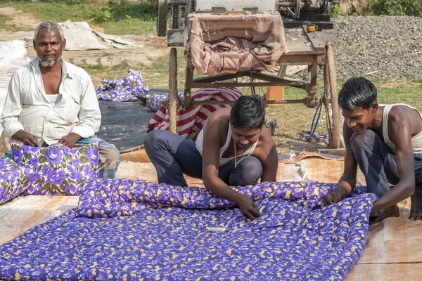 Некоторые люди из штата Бихар в Индии делают разноцветные одеяла — стоковое фото