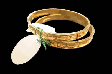 Güzel bir altın bileziğin resmi, siyah izole edilmiş bir grupta.