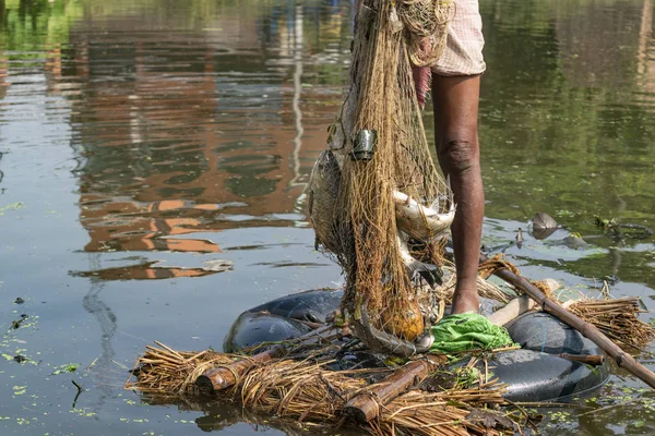Бедный рыбак в деревне в Западной Бенгалии, Индия, рыбачит с сетями из пруда — стоковое фото