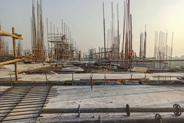 De bouw van het gebouw met meerdere verdiepingen is aan de gang in Kolkata, West-Bengalen, India — Stockfoto