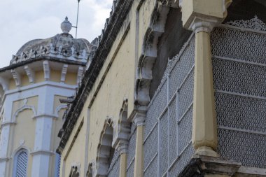 Mysore, Karnataka, Hindistan - 17 Aralık 2019; Mysore Palace tarihi bir saraydır ve Wadiyar hanedanının kraliyet ailesidir. Başlangıçta Puragiri (tam anlamıyla, kale) olarak biliniyordu, ve şimdi Eski Fort olarak biliniyor 14. cent arasında inşa edilmiştir