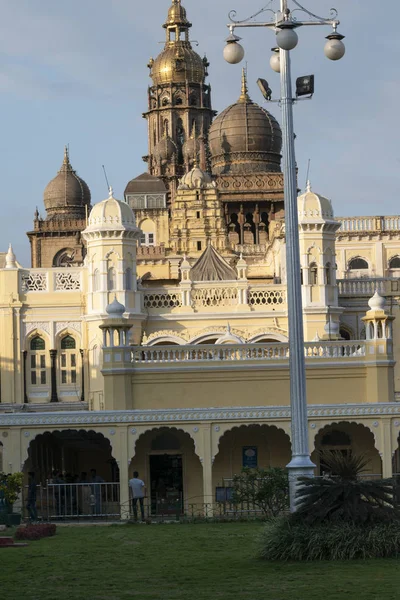 Mysore, Karnataka, Hindistan - 17 Aralık 2019; Mysore Palace tarihi bir saraydır ve Wadiyar hanedanının kraliyet ailesidir. Başlangıçta Puragiri (tam anlamıyla, kale) olarak biliniyordu, ve şimdi Eski Fort olarak biliniyor 14. cent arasında inşa edilmiştir