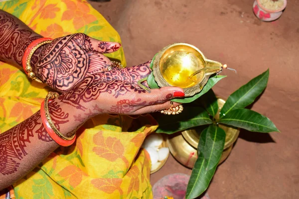 礼拝を行うインドの女性 照明油ランプと美しい若い女性の肖像画 — ストック写真