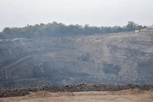 Samdi, Burdwan, Batı Bengal, Hindistan - 19 Şubat 2019: JCB tarafından kömür yükleme işlemi ve bir kömür madenciliği projesinde kamyonlar