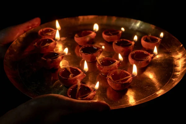 Une Femme Indienne Dédiant Une Lampe Huile Dieu Priant Pour — Photo