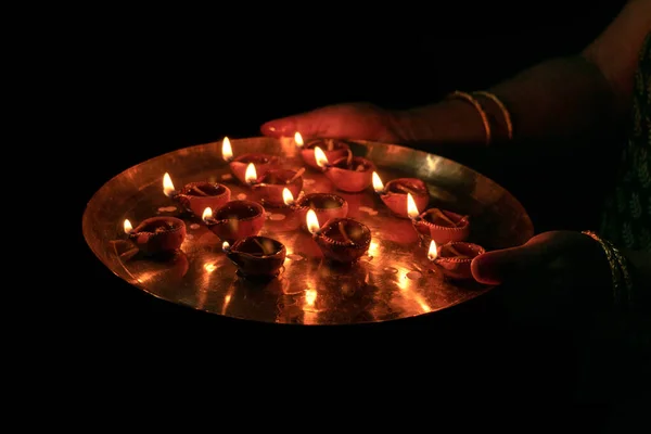 神にオイルランプを捧げ悪魔コロナウイルスからこの宇宙を守るために祈るインドの女性 — ストック写真