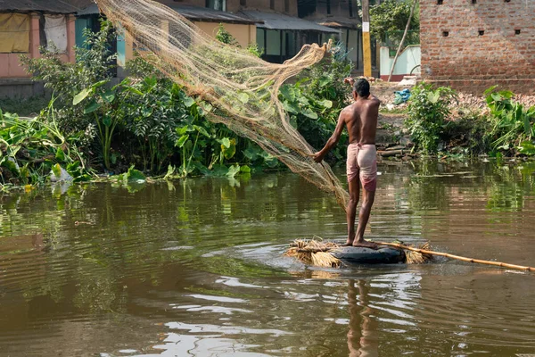 Бедный Рыбак Деревне Западной Бенгалии Индия Рыбачит Сетями Пруда — стоковое фото