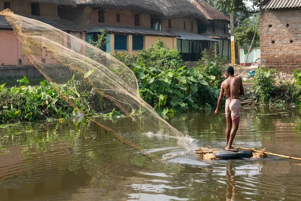 Бедный Рыбак Деревне Западной Бенгалии Индия Рыбачит Сетями Пруда — стоковое фото