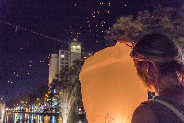 Uma jovem mulher no Lanter Festival em Chiang Mai, Tailândia Imagens Royalty-Free