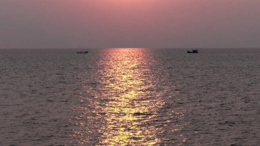 Koh Rong Adası, Kamboçya, Gündoğumu. güçlü canlı renkler, tekneler ve okyanus