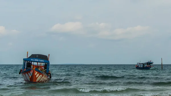 Longtail Boat in wavy waters on Koh Rong, Cambodge — Photo