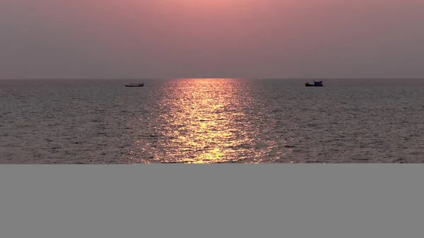 Koh Rong Adası, Kamboçya, Gündoğumu. güçlü canlı renkler, tekneler ve okyanus
