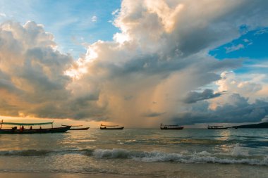 Koh Rong Adası, Kamboçya, Gündoğumu. güçlü canlı renkler, tekneler ve okyanus