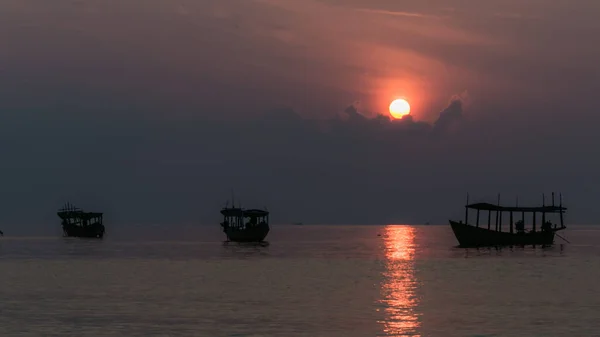 Koh Rong Island, Kambodja vid soluppgången. starka vibrerande färger, båtar och hav — Stockfoto