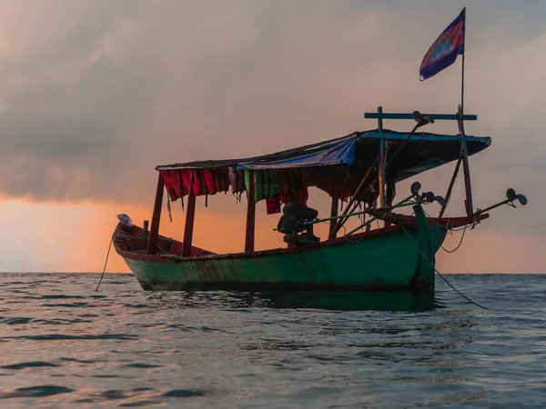 Koh Rong Island, Cambodge à Sunrise. couleurs vives fortes, Bateaux et Océan — Photo