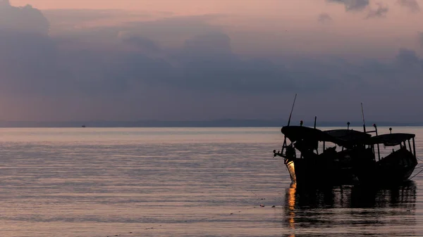Koh rong Insel, Kambodscha bei Sonnenaufgang. kräftige lebendige Farben, Boote und Ozean — Stockfoto