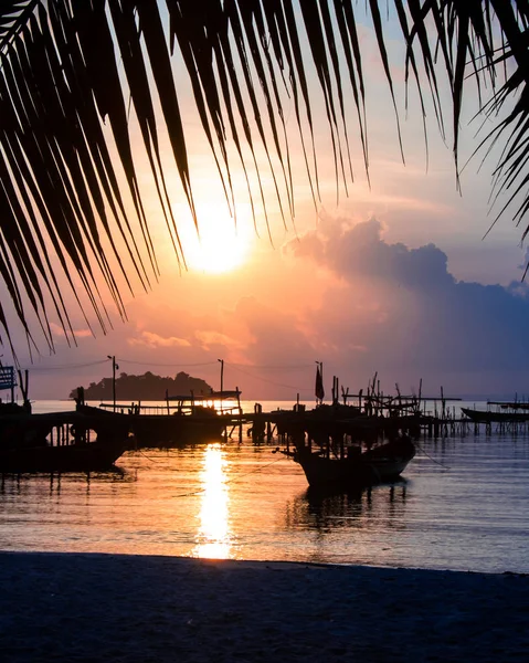 Koh Rong Island, Kambodja vid soluppgången. starka vibrerande färger, båtar och hav — Stockfoto