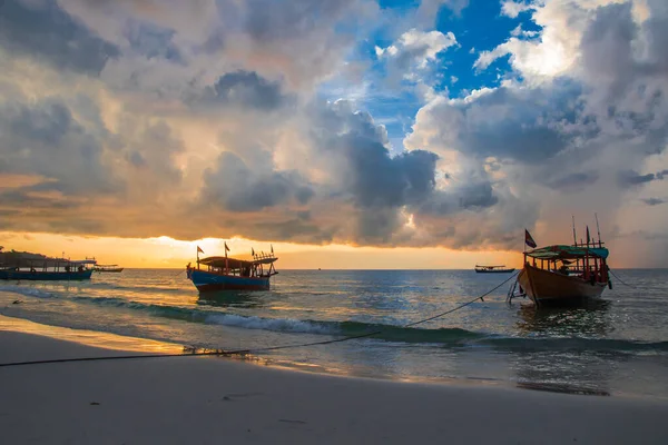 Koh Rong Island, Cambodge à Sunrise. couleurs vives fortes, Bateaux et Océan — Photo