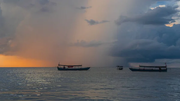 Koh Rong Island, Kambodja vid soluppgången. starka vibrerande färger, båtar och hav — Stockfoto