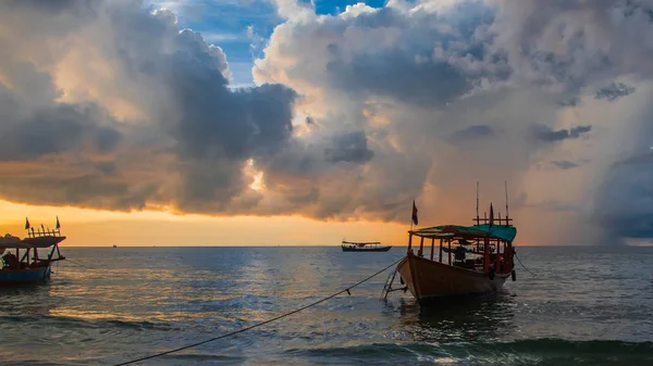 Koh Rong Island, Kambodja vid soluppgången. starka vibrerande färger, båtar och hav — Stockfoto