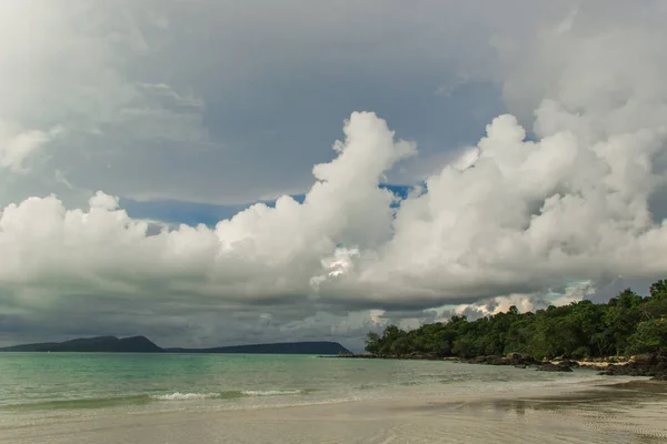 Yağmur mevsiminde Koh Rong Adası, bulutlu bir hava.