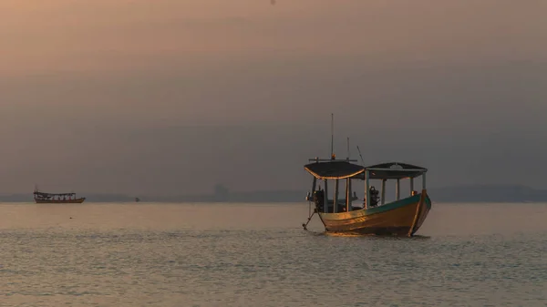 Koh Rong Island, Kambodja vid soluppgången. starka vibrerande färger, båtar och hav — Stockfoto