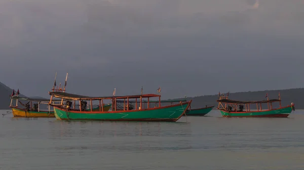 Koh Rong Island, Cambodja bij zonsopgang. sterke levendige kleuren, boten en oceaan — Stockfoto