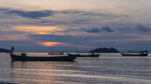 Остров Ронг, Камбоджа на Санрайз. яркие цвета, лодки и океан — стоковое фото