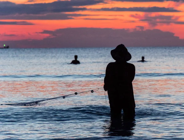 Un pêcheur pêche au coucher du soleil sur Koh Rong, Cambodge — Photo