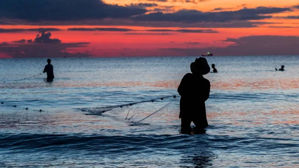 Un pêcheur pêche au coucher du soleil sur Koh Rong, Cambodge — Photo