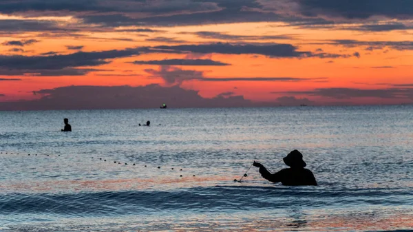 漁師はカンボジアのコ・ロンの夕日で釣りをしています — ストック写真