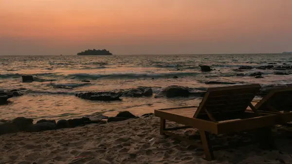 Un banc de soleil au lever du soleil sur l'île de Koh Rong — Photo