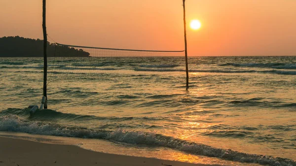 Volejbal na pláži při východu slunce — Stock fotografie