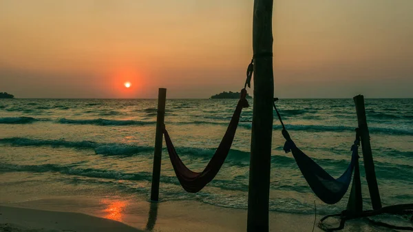 Deux fils hamac la plage au lever du soleil — Photo