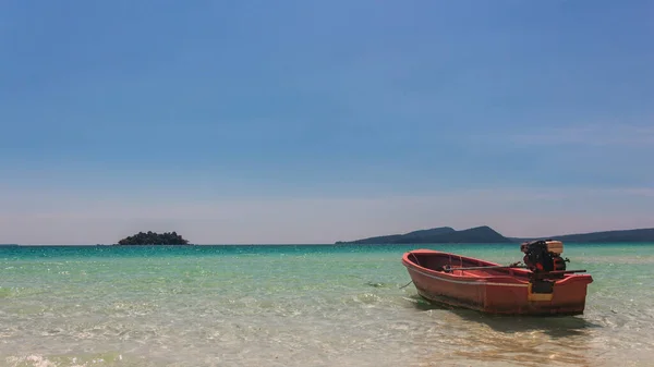 Kamboçya 'daki Koh Rong Adası sahilinde kırmızı bir tekne.